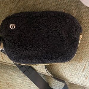 Lululemon everywhere belt bag